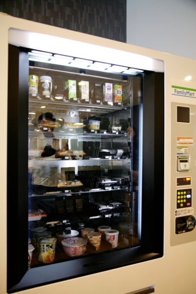 コラボレーションスペースに用意された自動販売機の数々。これはファミリーマートの自動販売機。飲み物だけなのかと思いきや、よく見たら大半は食べ物
