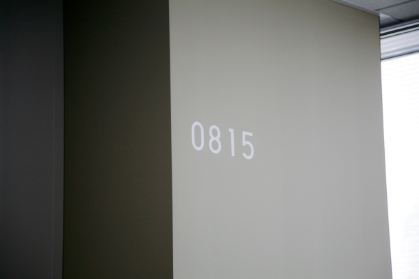 だだっ広い執務室のいたるところに0815などといった数字が。さながら番地のような機能をはたしている