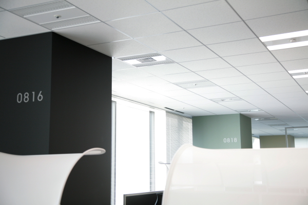 だだっ広い執務室のいたるところに0815などといった数字が。さながら番地のような機能をはたしている