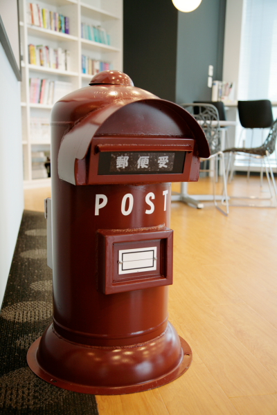 ミニコラボ内に用意された、かわいらしい郵便ポスト。ここに投函しておけば、まとめて発送してもらえる