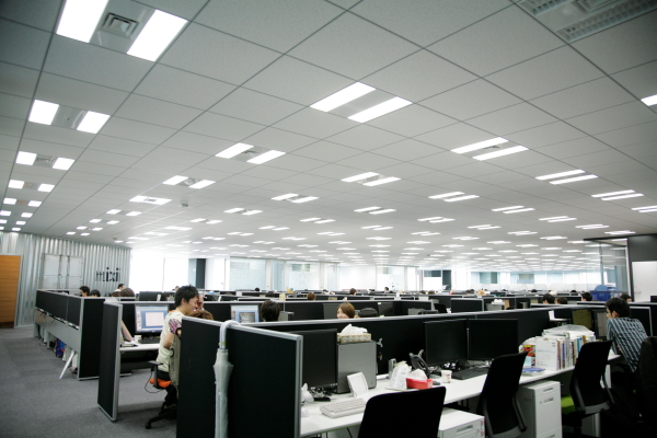 ワンフロアにひたすらデスクが並ぶ開放的な執務室。前オフィスでは、会社全体が5つのフロアに分かれていたため、社内といえども距離のある場合もあったが、ここだと社内でのコミュニケーションは極めてスピーディ