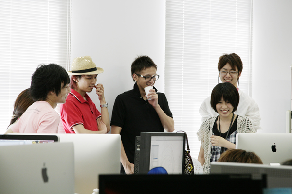 先輩を囲んで和やかに繰り広げられる新卒研修。社員の平均年齢は29歳。社内はフレッシュな空気にあふれている