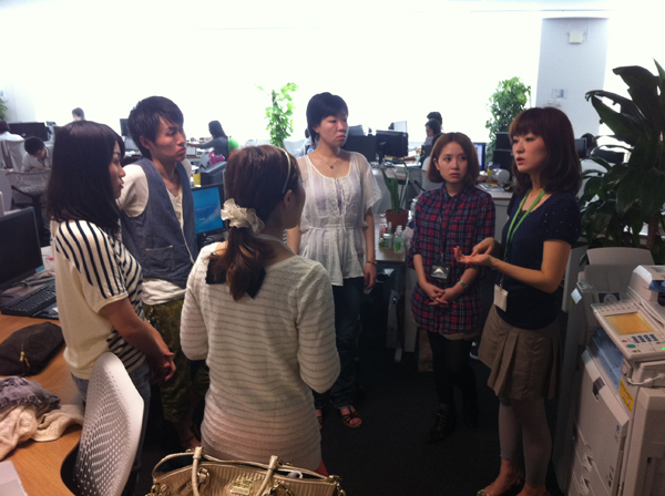 「朝会」の風景。朝会とはいわゆる朝礼のようなもの。9時半から行われる全体朝会、チーム毎に行われる朝会、毎週月曜日に開催されるAmeba全体の朝会など、さまざまな朝会がある。この場で、進捗報告や業績の報告、今後の予定などが話される。社内の一体感を大事にするサイバーエージェントらしい風景