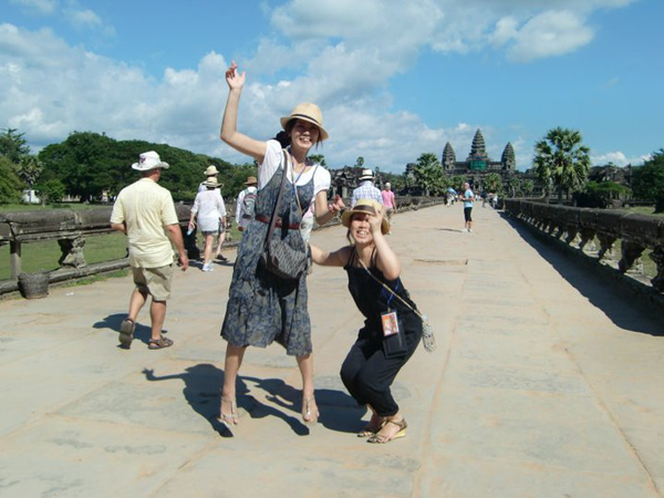 社内制度「休んで5」を利用して海外を訪れた社員（写真上）。「休んで5」は2年勤続すると3年目に5連休がもらえる制度。5年勤続以上で6年目に1カ月休める「休んで1カ月」もある。こうした制度を利用して、海外に語学研修に行ったり、技術研修に励む社員も多い。あるいは1カ月の産休をとる男性社員も（写真下）