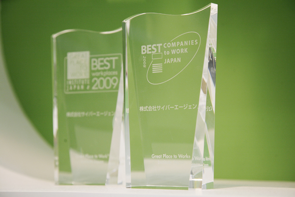 エントランスにさりげなく置かれた「Best workplaces 2011」「Best workplaces 2010」のトロフィー。これは「社員が選ぶ働きやすい会社」に選ばれた証。151社中、2010年は7位、2011年は6位