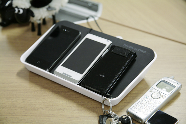 携帯端末がずらり。会社からエンジニア・クリエイター全員に、社内連絡用として支給されているアンドロイド携帯も含まれる。これらはスマートフォンを対象としたサービスの開発にも活かされる