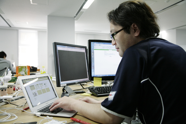 仕事に必要なものを年間10万円分まで購入することのできる制度「サポート10」で入手したというMacBook Air。これはCADCに所属するスタッフ全員を対象とした制度。多くの社員が、書籍の購入費用、技術研修への参加費用、ソフトウェアの購入費用などをこの制度から得ている