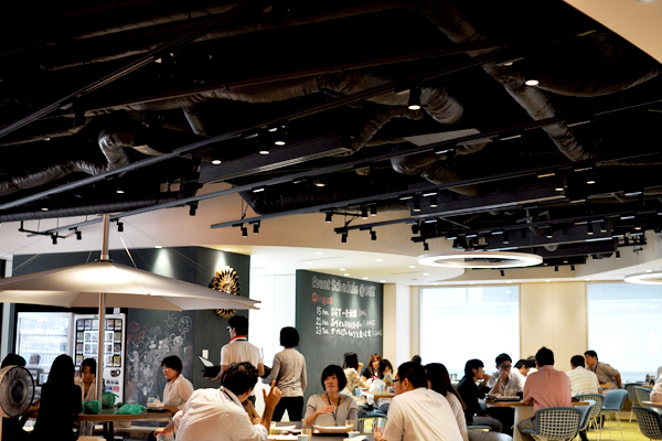 社員食堂「One Microsoft Cafe」。オレンジ、黒の黒板にはさまざまな書き込みが。黒板はミーティングなどで主に使用される。写真のエリアはカフェの東側で、イメージは「朝」