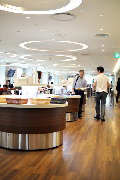 「cafe」「bowl」「noodle」と、大きくわけて三種類のメニューを提供。全品テイクアウトに対応している。cafeだけは終日営業だ