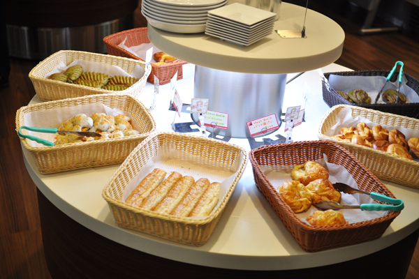 「cafe」「bowl」「noodle」と、大きくわけて三種類のメニューを提供。全品テイクアウトに対応している。cafeだけは終日営業だ