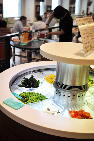 「cafe」「bowl」「noodle」と、大きくわけて三種類のメニューを提供。全品テイクアウトに対応している。cafeだけは終日営業だ