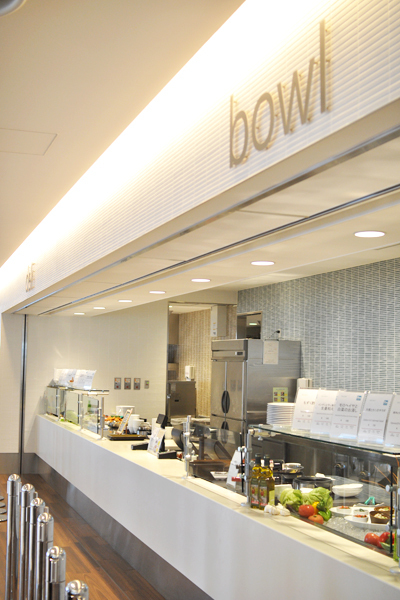 「cafe」「bowl」「noodle」と、大きくわけて三種類のメニューを提供。全品テイクアウトに対応している。cafeだけは終日営業だ