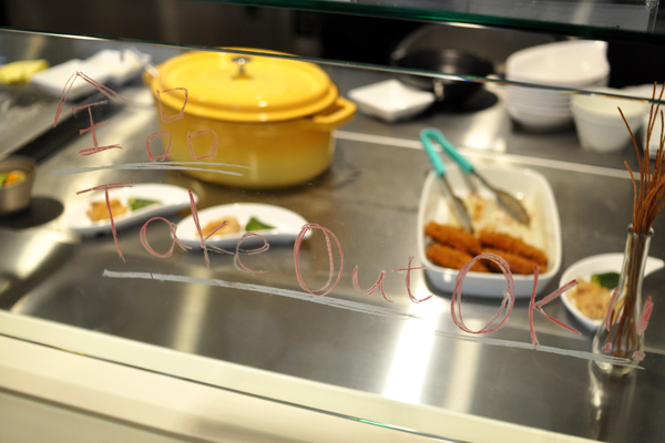 「cafe」「bowl」「noodle」と、大きくわけて三種類のメニューを提供。全品テイクアウトに対応している。cafeだけは終日営業だ
