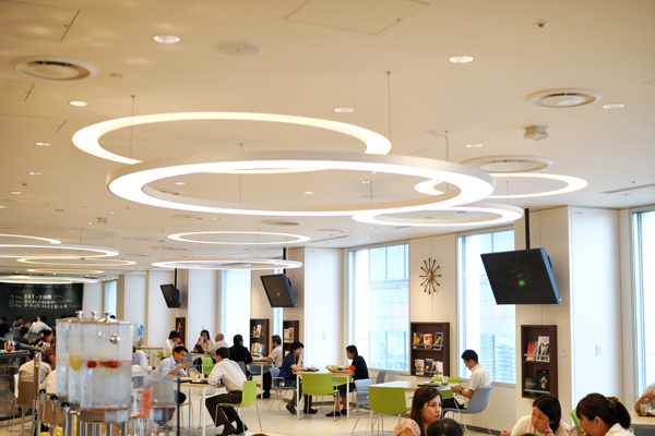 このエリアはカフェの南側。イメージは「昼」。外光がたくさん降り注ぐ開放的な空間だ