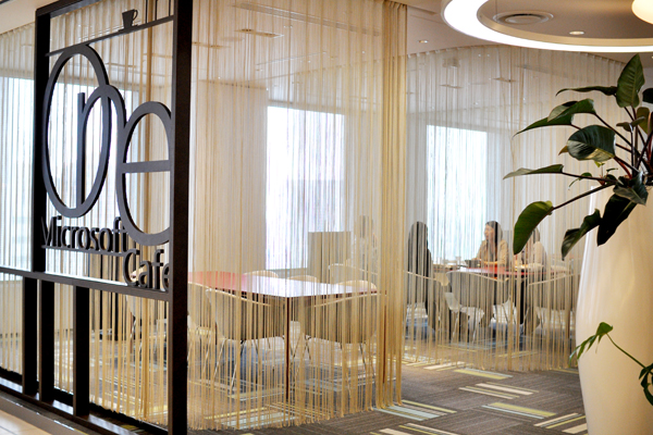 カフェの西側は、「昼」のエリアとは打って変わって、リビングのように落ち着いた空間。イメージは「夜」