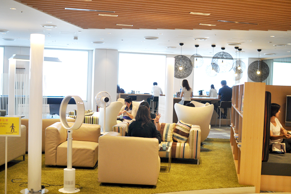 カフェの西側は、「昼」のエリアとは打って変わって、リビングのように落ち着いた空間。イメージは「夜」