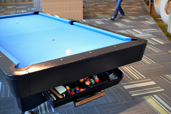 ビリヤード台があったり、X boxを楽しめるソファがあったり、本棚があったりと、自宅のリビングよりも楽しい。<br />ここも「夜」のエリア