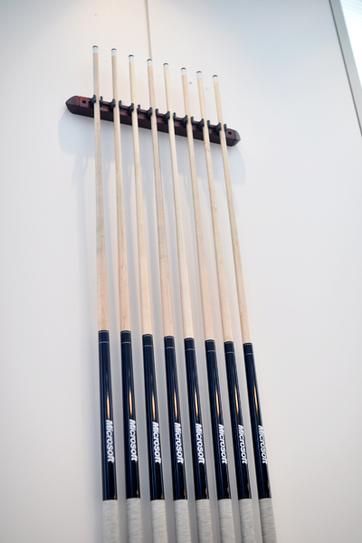 ビリヤード台があったり、X boxを楽しめるソファがあったり、本棚があったりと、自宅のリビングよりも楽しい。<br />ここも「夜」のエリア