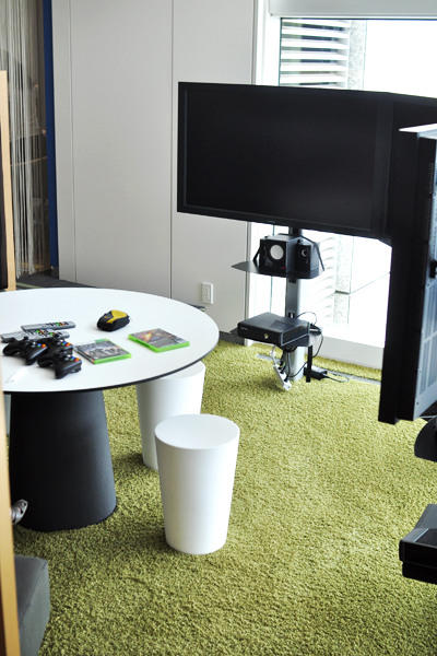 ビリヤード台があったり、X boxを楽しめるソファがあったり、本棚があったりと、自宅のリビングよりも楽しい。<br />ここも「夜」のエリア