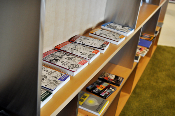 ビリヤード台があったり、X boxを楽しめるソファがあったり、本棚があったりと、自宅のリビングよりも楽しい。<br />ここも「夜」のエリア