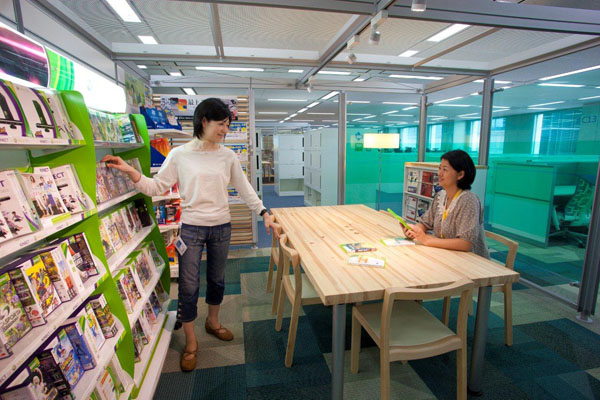 フリーアドレスの社員たちが、部署単位で集う際に使用されるスペース「ハブ」。通称「部室」