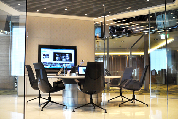 Microsoft Lyncを活用した先進的なテレビ会議システム。テーブル中央に置かれたマイクは、発言者の顔と声を瞬時に察知して、ディスプレイに映し出す。世界複数箇所での同時会議も可能だ