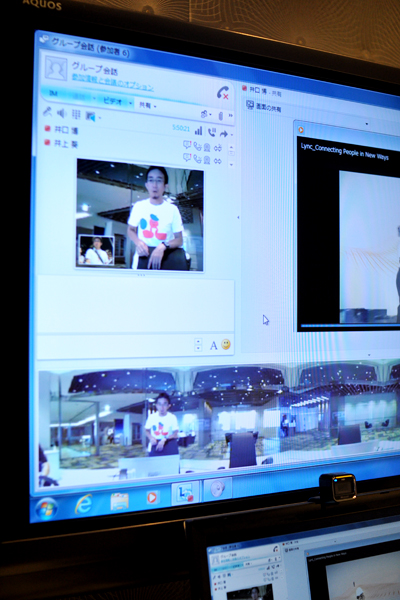 Microsoft Lyncを活用した先進的なテレビ会議システム。テーブル中央に置かれたマイクは、発言者の顔と声を瞬時に察知して、ディスプレイに映し出す。世界複数箇所での同時会議も可能だ