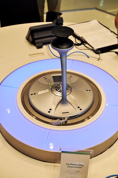 Microsoft Lyncを活用した先進的なテレビ会議システム。テーブル中央に置かれたマイクは、発言者の顔と声を瞬時に察知して、ディスプレイに映し出す。世界複数箇所での同時会議も可能だ