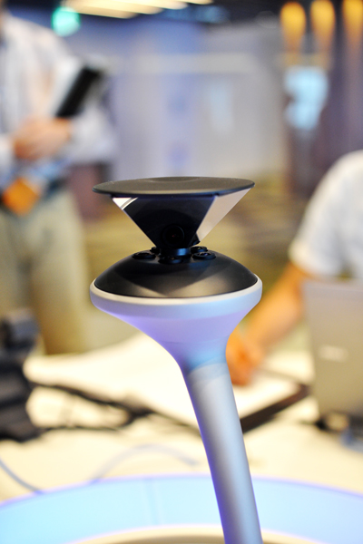 Microsoft Lyncを活用した先進的なテレビ会議システム。テーブル中央に置かれたマイクは、発言者の顔と声を瞬時に察知して、ディスプレイに映し出す。世界複数箇所での同時会議も可能だ