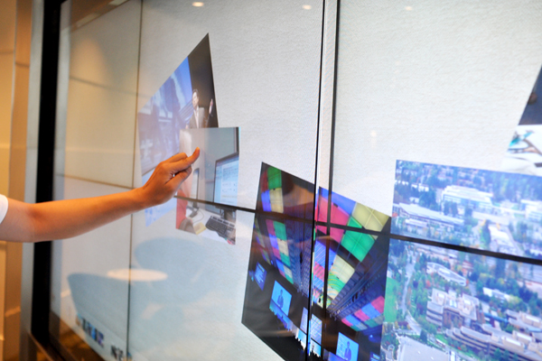 近未来的なデジタルサイネージ。指で触れた画像、映像を自由にディスプレイ上で動かせる。写真のものはプロトタイプだが、これよりも小型な「Surface」と呼ばれる機器は、すでにホテルなどへの導入実績がある