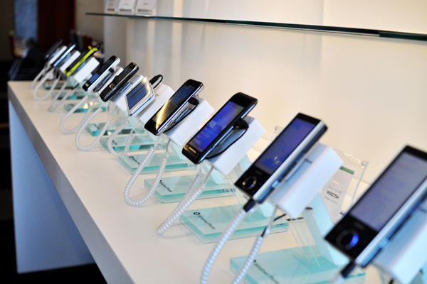 Windows Phoneを搭載したスマートフォンがズラリ。すべて実際に触れられる