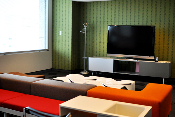 会議室、といってもまるで自宅のリビングさながら。カジュアルにもほどがある？