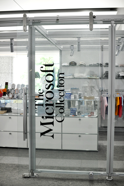 ビルの2階に設けられたマイクロソフトグッズを扱うショップ「The Microsoft Collection」