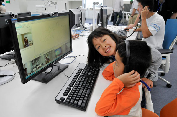 社員が家族をオフィスに招いて一日を過ごす「ファミリーデー」の様子。子どもたちは、パパやママの職場に興味津々