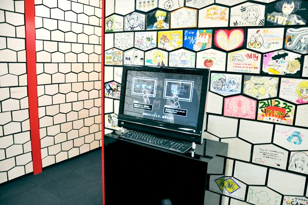 チームラボが開発した次世代の受付システム「FaceTouch」。オフィスの設計もチームラボによるもので、FaceTouchはチームラボからの引っ越し祝い。文字通り、社員の顔写真を見ながら指で触れると、社員のパソコンに呼び出しの連絡が届く