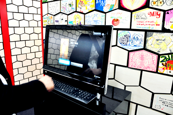 チームラボが開発した次世代の受付システム「FaceTouch」。オフィスの設計もチームラボによるもので、FaceTouchはチームラボからの引っ越し祝い。文字通り、社員の顔写真を見ながら指で触れると、社員のパソコンに呼び出しの連絡が届く