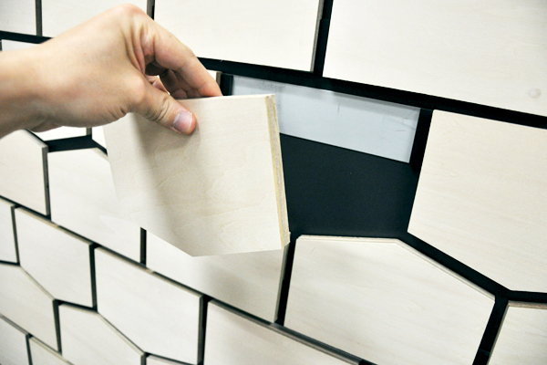 イラストが描かれた、たくさんの絵馬がディスプレイされたエントランス。オフィスを移転した2010年9月の段階での絵馬は何も描かれていなかったが、現在では約300点にアートワークがある。オフィスに立ち寄った作家さんたちが、色紙代わりに作品を残していく