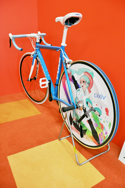 東京デザイナーズウィーク2010に出展された「痛チャリ」。イラストはズカケタワガセさんが描く「ピクシブたん」。ピクシブたんとは、 pixivを擬人化したキャラクターのことで、現在のところ固定の「ピクシブたん」は存在しない