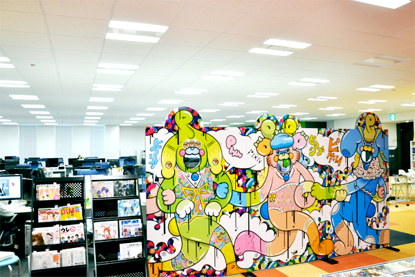 執務スペースと応接スペースを仕切る壁も、pixivらしい。このイラストレーションはファンタジスタ歌麿呂さんの作品