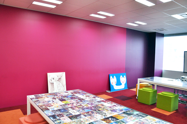 pixivフェスタに展示された作品のポストカードがズラリとはさまれたミーティング用のデスク