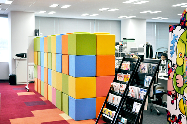オレンジ、赤、赤紫、青、黄、緑。一般的なオフィスとは異なり、たくさんの色が迫り来る応接スペース。圧巻