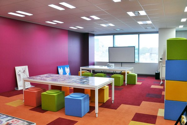 オレンジ、赤、赤紫、青、黄、緑。一般的なオフィスとは異なり、たくさんの色が迫り来る応接スペース。圧巻