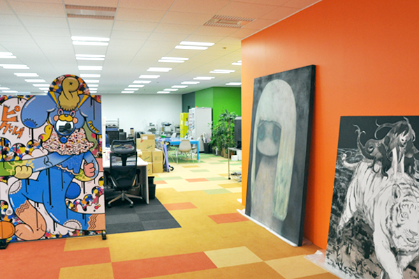 オレンジ、赤、赤紫、青、黄、緑。一般的なオフィスとは異なり、たくさんの色が迫り来る応接スペース。圧巻