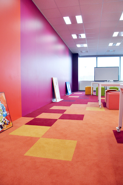 オレンジ、赤、赤紫、青、黄、緑。一般的なオフィスとは異なり、たくさんの色が迫り来る応接スペース。圧巻