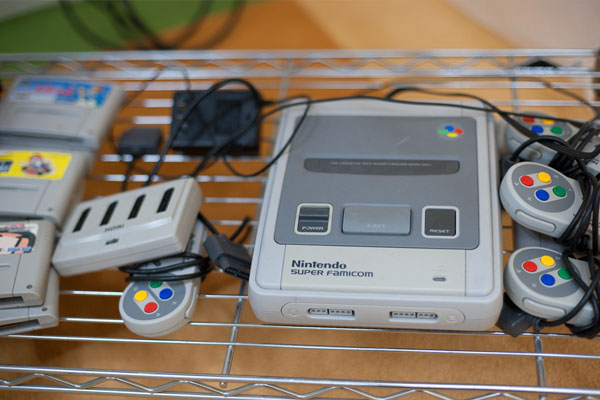 楽しげな社内の雰囲気を物語るスーパーファミコン。人気のゲームはボンバーマン。社内には、このゲームを通じて培われてきた絆もあるとかないとか