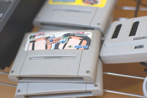 楽しげな社内の雰囲気を物語るスーパーファミコン。人気のゲームはボンバーマン。社内には、このゲームを通じて培われてきた絆もあるとかないとか