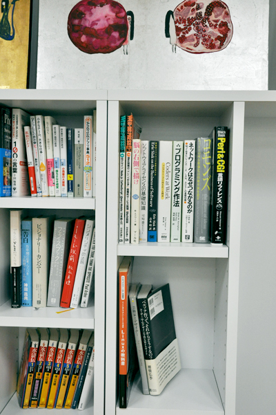 ソーシャル本棚。社員ひとりにつき一冊以上、推薦図書を献本する場所。プログラミング、SNS、経営をはじめ、幅広い分野のキーワードが並ぶ