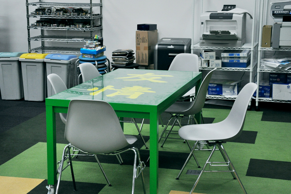 「仁義」そして「友情」。こんなデスクで打合せに臨んだら、気が引き締まること請け合い