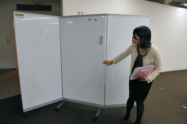折りたたむことができる屏風のようなホワイトボード。たたんでおけば邪魔にならないし、パーティションのように使うことも