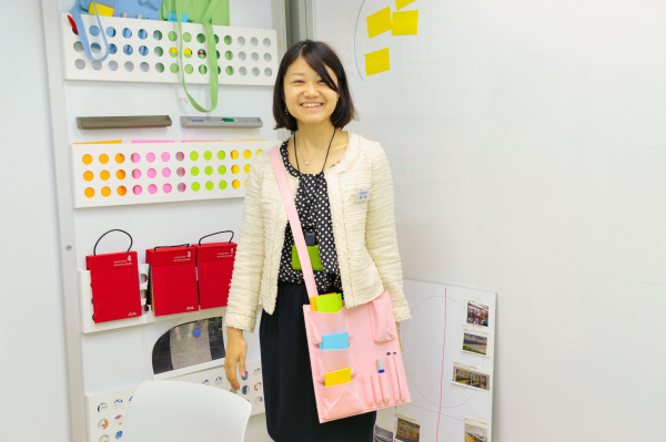 博報堂、アットアロマ、コクヨの三社で開発したアイデアが生まれる場所「IDEA LAB」。部屋の壁4面すべてがホワイトボード。肩からかけられるバッグに収納されたペン、付箋などでどんどん壁にアイデアを書き出していける。リラックスできるアロマの香りもアイデアを出す際には効果大